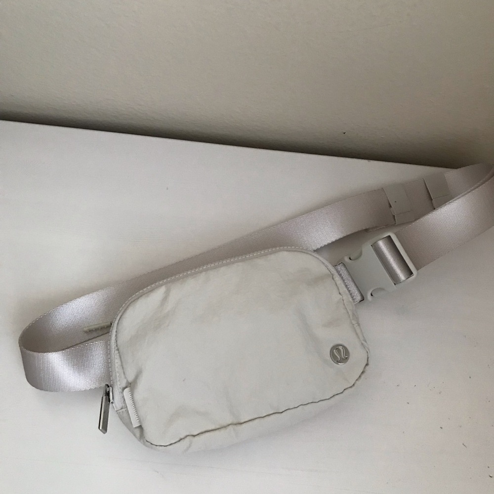 Lululemon everywhere belt bag 1L, Beige like new